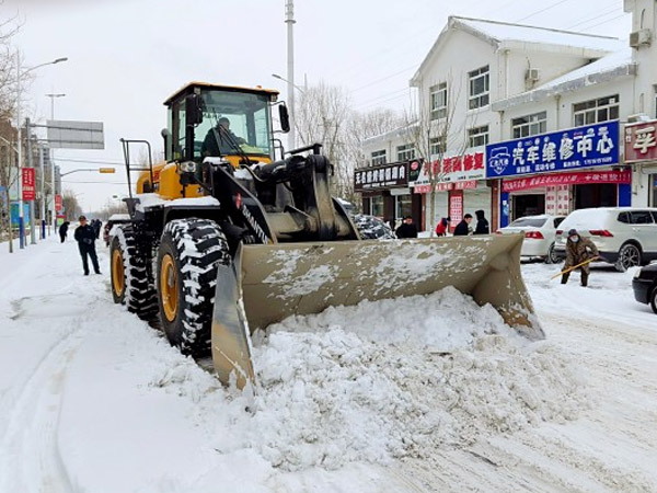 除雪保暢，山推鐵肩道義勇?lián)厝危? class=