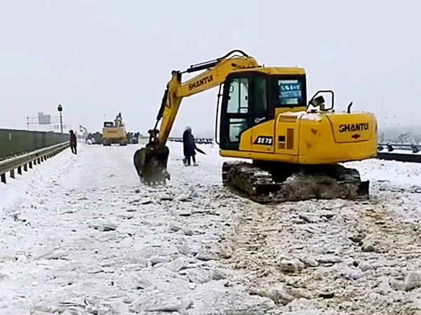 除雪保暢，山推鐵肩道義勇?lián)厝危? /> 
            <div   id=